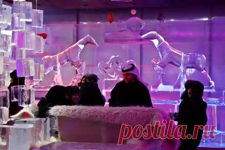 Ice bar в Дубае.Находится он в торговом центре Time Square. За вход взрослый должен заплатит 60 дирх. (16$), ребенок может померзнуть за 30 дирхам))) В стоимость билета входит так же кружка горячего шоколада, куртка, перчатки и сапоги)))Помещение совсем небольшое и переливается всеми цветами северного сияния)))