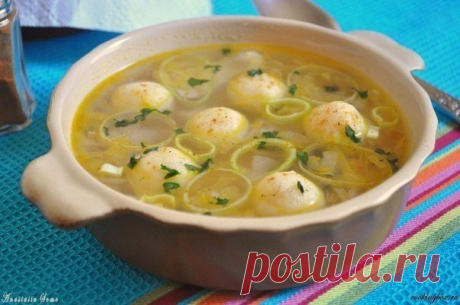 Куриный суп с манными клёцками
Ингредиенты:
- 400 гр куриного филе (с костями 600-700 гр)
- 1 морковь
- 1/2 лука порея
- 1 лавровый лист
- 5 горошин душистого перца
- 2 л воды
- соль
- чёрный молотый перец
Для клёцек:
- 100 мл бульона
- 100 гр манной крупы
- 20 гр сливочного масла
- 1 яйцо
Приготовление:
1. Сварить бульон из воды, курицы, соли, лаврового листа, душистого перца, 1/2 моркови и половины порея.
2. На растительном масле обжарить оставшиеся мелко нарезанный п...