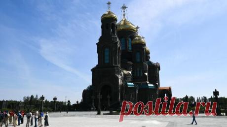 Скульптурную композицию "Подвигу женщин" открыли в Главном храме ВС России