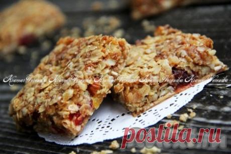 Козинаки из овсяных хлопьев - 9 пошаговых фото в рецепте >>>овсяные хлопья (у меня № 2) - 300 г;
==масло сливочное - 125 г;
==мёд - 3 ст. л.;
==сахар - 70 г;
==сухофрукты - 120 г ( я взяла 70 г вяленой вишни и 50 г кураги);
==орехи любые - 75 г.