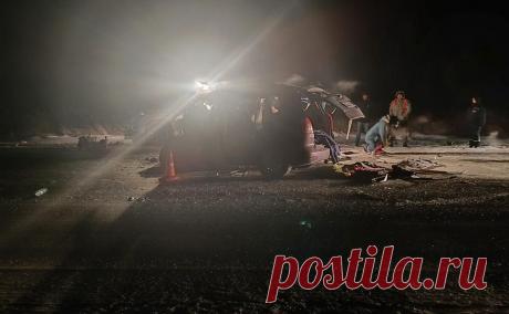 В Новосибирской области при столкновении двух машин погибли 4 человека. В Новосибирской области на трассе Р-254 «Иртыш» столкнулись два ехавших навстречу друг другу автомобиля, в результате чего погибли четыре человека, сообщила пресс-служба регионального управления МВД в телеграм-канале.