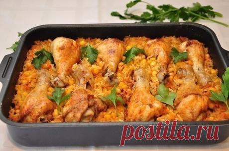 КУРИЦА с РИСОМ и КУКУРУЗОЙ в ДУХОВКЕ
1 упаковка куриных голеней,
2 моркови,
2 луковицы,
1 банка консервированной кукурузы,
стакан (200 мл) риса (у нас сорт Жасмин),
500 мл кипятка или бульона,
соль,
перец паприка,
пряности по вкусу,
растительное масло для жарки.