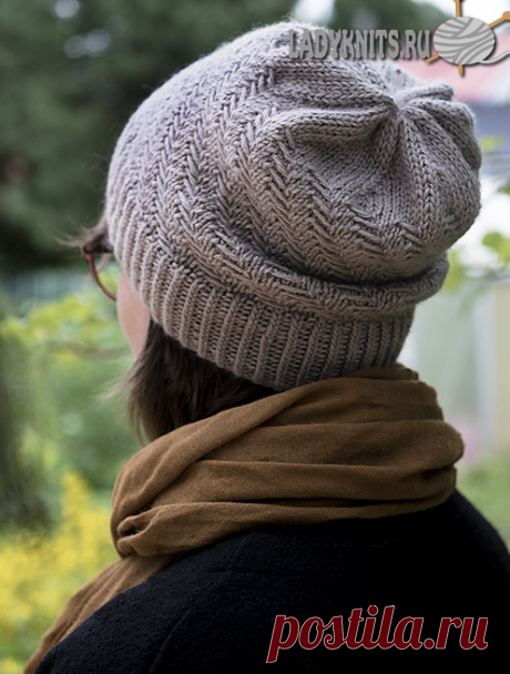 Вязаная спицами простая женская шапка с диагональным узором