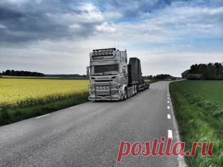 Грузовик Scania V8 и его служба в Вооруженных Силах (20 фото) | Чёрт побери Прошу любить и жаловать – Scania R730 V8. Чин и должность не знаю, но видимо профи, раз смог попасть в профессиональную Армию Швеции. В 2010 года отменили общую воинскую повинность и состоялся переход к профессиональной армии, ряды которой до сих пор не укомплектованы полностью. И видимо вернутся опять к обязательной службе.Предлагаю познакомиться поближе. В 2010 году на автовыставке в Ганновере шв...