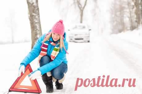 «АВТОЗолото» - премиум-сервис для автомобилистов по всей территории России. Владелец карты может решить любую проблему на дороге 24 часа в сутки 365 дней в году. Карта включает самые нужные и полезные услуги: техническую помощь, эвакуацию автомобиля, выезд аварийного комиссара, юридические консультации, подвоз топлива, запуск двигателя и даже вызов такси. Каждой из этих услуг можно воспользоваться один раз в течение года.