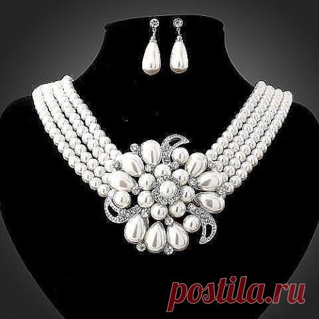 ...Жемчуг всегда прав - сказала Коко Шанель и сделала Жемчуг наиболее демократичным Украшением, которое идет любой Женщине и подходит к любой Одежде.. Она никогда не была Жемчужиной - у нее было другое прозвище...