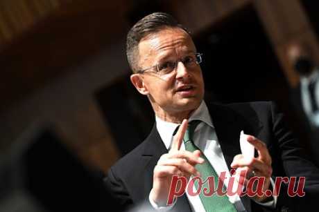 В Венгрии отказались поддержать некоторые санкции против России. Будапешт не поддержит санкции против российской атомной отрасли, потому что это угрожало бы безопасности энергоснабжения страны. Об этом сообщил министр иностранных дел и внешнеэкономических связей Венгрии Петер Сийярто после совещания в Брюсселе по 12-му пакету антироссийских санкций.