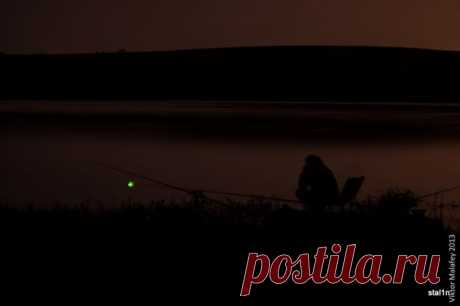 Едешь на рыбалку и забыл: О проблемах, суете, заботе Главное, чтоб взять ты не забыл: Червячков, сачок и ты в заботе Залезаешь в лодку и поплыл Все прощай, Земля, меня здесь нету Дернул поплавок и ты заныл Это был зацеп,здесь фарта нету Дальше заплывая в камыши Ищешь рыбу-сам ты ей не нужен Брось прикормку, сядь и не дыши Вот подсечка есть, а рыбы нету Что же делать? Как теперь мне быть? Почему не ловится здесь рыба? Но пора уже назад мне плыть Завтра на работу и за дело!