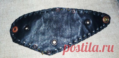 А вот это уже немного интереснее: Весёлый Роджер повис на пьедестале из чёрного агата, на фоне мягкой натуральной кожи в окружении бисера и хрусталя! Это обратная сторона браслета.