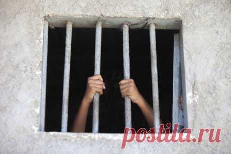 Детки в клетке. В Латвии хотят создать спецтюрьму для подростков до 14 лет. Поводом послужило жестокое убийство шестиклассника.