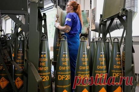 В Германии заявили о символическом характере обещаний ЕС Украине. Евросоюз дает Украине лишь символические обещания, не собираясь их выполнять, заявил немецко-финский бизнесмен Ким Дотком. Он указал на ситуацию с боеприпасами, которые Европа, несмотря на заверения, не поставляет Киеву.