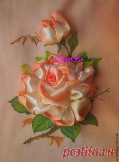 СТЕЖОК, ЕЩЁ СТЕЖОК. Как вышивать атласными лентами розы 
Работы и мастер-класс от InnaSa
Для вышивки автор использует габардин (можно на льне или канве). Тонируем акриловыми красками для ткани, листья рисуем акварельными карандашами
Для серединки берем л…