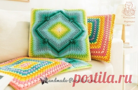Подушка крючком с эффектом градиента. Очень красивая интерьерная подушка с эффектом градиента вяжется крючком из акриловой или полушерстяной пряжи разных цветов и оттенков. Схемы вязания подушки — прилагаются.
Схема вязания обратной стороны подушки — большой «бабушкин квадрат». Вязание начинается с центра, с цепочки из 4-х воздушных петель. Далее вяжем по схеме столбиками с накидом на нужную величину детали (количество рядов зависит от размера интерьерной подушки).
Схема...