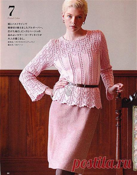 Пуловер пастельного цвета.