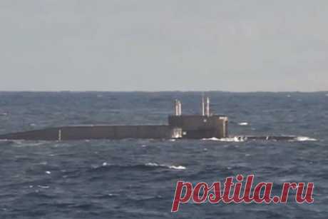 Пуск российской «Синевы» с подлодки показали на видео. В ходе тренировки российских стратегических ядерных сил с подводной лодки из акватории Баренцева моря был произведен пуск баллистической ракеты «Синева». Соответствующее видео публикует РИА Новости в Telegram-канале. Кроме «Синевы» из акватории Баренцева моря, с космодрома Плесецк была запущена ракета «Ярс».