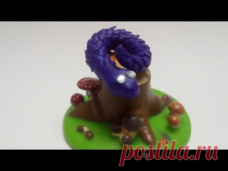 Лепим змею из пластилина или полимерной глины.