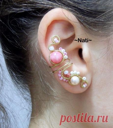 Кафф розовый. Для изготовления использовала латунную проволоку, бусину натурального агата, чешский бисер и акриловую бусину под жемчуг. Узнать подробнее о моём творчестве можно в моей группе: https://vk.com/vazanie_ot_nati. Так же мои украшения можно приобрести! в моём магазине