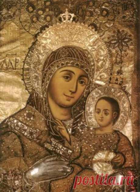 Свете тихий...
Алла Константинова
У Владычицы скорбны глаза...
Что ни горница, то и церквушка.
На колодцах кресты, образа,
И часовенок свет по опушкам.
Не мигает, чуть дышит свеча.
Крошку ладана сверху пристрою.
Коль молитва твоя горяча,
То она да чего-нибудь стоит.
Тихо-тихо... Вечерняя Русь
От стара до мала на молитве...
Было так. А теперь только грусть
Над лампадкою, маслом налитой.
Льется свет на иконный убрус.
Покаянию сердце открыто.
Только Бог, только боль, только Русь.