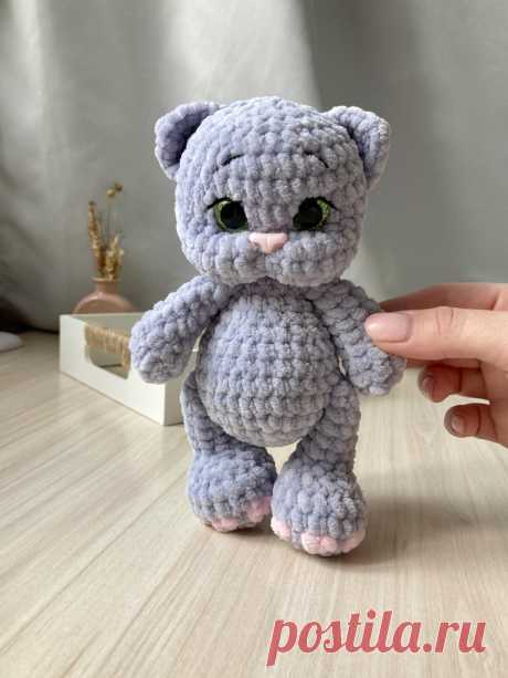 PDF Котёнок крючком. FREE crochet pattern; Аmigurumi toy patterns. Амигуруми схемы и описания на русском. Вязаные игрушки и поделки своими руками #amimore - котята, плюшевый котик, кот из плюшевой пряжи, кошка, кошечка, котёнок.