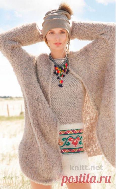 Объемное плюшевое пальто и платье с вышивкой Объемное плюшевое пальто и платье с вышивкой. В этой паре привлекают внимание и разные фактуры, и многоцветная вышивка. Плюшевое пальто- просто находка для