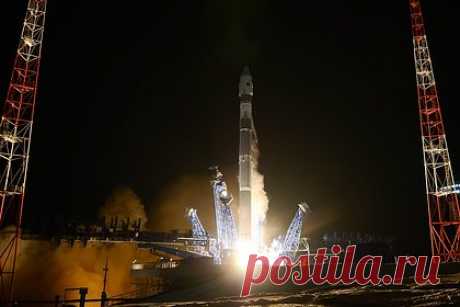 Минобороны России запустило военные спутники. С космодрома Плесецк стартовала ракета «Союз-2.1б» со спутниками. Об этом со ссылкой на Министерство обороны России сообщает ТАСС. Пуск носителя произведен в интересах российского военного ведомства. Назначение выводимой в космическое пространство полезной нагрузки не раскрывается.