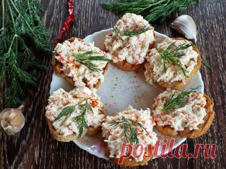 Бутерброды с крабовыми палочками, плавленым сыром и чесноком — рецепт с фото пошагово