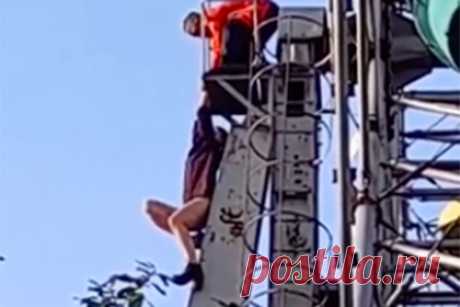 Момент падения россиянки с заброшенного колеса обозрения попал на видео. Момент падения девушки с заброшенного колеса обозрения в парке аттракционов в Асбесте Свердловской области попал на видео. На кадрах видно, что мужчина пытался удержать девушку от падения, однако она все равно сорвалась. Перед этим пара начала конфликтовать, девушка решила сбежать.