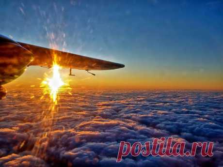 *Под крылом самолёта, солнце встаёт*