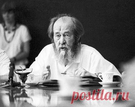 «Нобель» по политике: писатели, получившие премию не только за талант