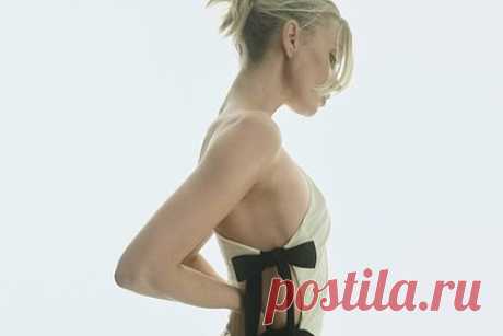 Бывший «ангел» Victoria's Secret снялась в откровенном платье без бюстгальтера