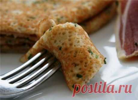 Блины «На все случаи жизни» Так же нам понадобится большая сковорода, тарелки с вилками и пустые животы, жаждущие блинов. Последний ингредиент - самый важный. Эти блины дырчатые, с густым хлебным духом с чуть заметной луковой нотой. Эти блины не требуют миксера. Венчик, чаша и две руки. Все. Вылить в чашу чуть теплое молоко, в