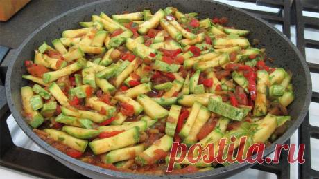 САЛАТ из КАБАЧКОВ!!! Новый ВКУСНЫЙ РЕЦЕПТ - КАБАЧКИ Нам потребуется:Кабачки - 500-600грСладкий перец - 1штПомидоры - 2штЛук - 2штЧеснок - 3зубМасло растительное - 3-4ст лСоевый соус - 50млУксус 9% - 2ст лКориандр - 0.5ч лПаприка - 1ч лОстрый перецСоль