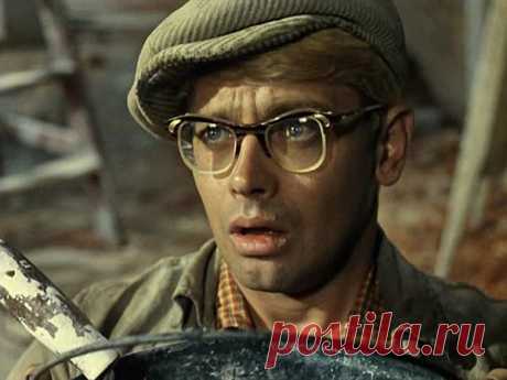 "Меня затравили": как жил настоящий Шурик? Леонид Гайдай снимал замечательные фильмы, которые до сих пор с удовольствием смотрит вся страна. Знаменитый режиссер раскрыл на весь СССР талант Александра Демьяненко, который известен отечественному…