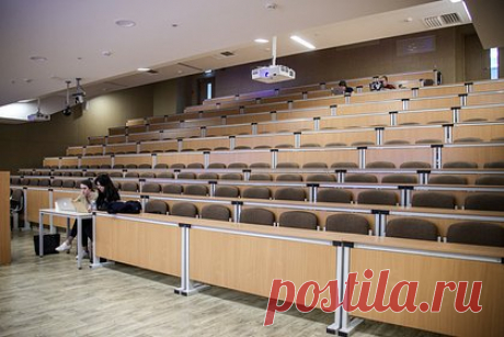 Слова о подорожании платного высшего образования назвали вырванными из контекста. Президент Ассоциации негосударственных вузов, ректор Российского нового университета (РосНОУ) Владимир Зернов прокомментировал свое заявление о росте цен на обучение в высших учебных заведениях. Он отметил, что его фраза по поводу повышения стоимости платного высшего образования была грубо вырвана из контекста.