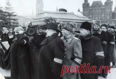 Как в СССР боролись за власть после смерти Сталина - Неспешный разговор - медиаплатформа МирТесен 5 марта 1953 года прервалась жизнь руководителя СССР Иосифа Сталина, который по полноте власти мог соперничать с абсолютными монархами прошлых веков. Через четыре дня состоялись похороны, по масштабу превзошедшие даже прощание с основателем Советского государства Владимиром Лениным. Тогда, 9 марта,