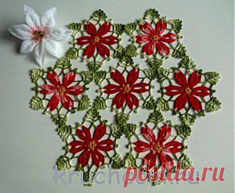 Яркая салфетка из цветочных мотивов.