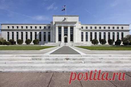Экономист предупредил о глобальных последствиях повышения ставки ФРС США. Повышение ключевой ставки Федеральной резервной системы (ФРС) США ослабит рост мировой экономики, считает кандидат экономических наук, заведующий лабораторией Института прикладных экономических исследований РАНХиГС Александр Абрамов. Он рассказал «Ленте.ру» о глобальных последствиях изменения показателя.