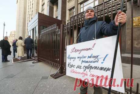 Майданов, Певцов, Вассерман: первое заседание депутатов новой Госдумы. 12 октября, через три недели после выборов, Госдума VIII созыва проводит первое заседание. Ряды депутатов пополнились новыми известными лицами, среди них актер Дмитрий Певцов и бывший участник «Своей игры» Анатолий Вассерман, пришедший на заседание без своей знаменитой жилетки. Как народные избранники собрались на первое заседание — в фоторепортаже РБК. А подробный рассказ о том, кто оказался в новом созыве Думы и сколько…