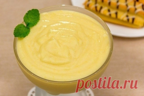 КРЕМ ЗАВАРНОЙ
Из указанного количества ингредиентов получается 500–600 мл крема. 
500 мл молока 
150 г сахара 
4 желтка 
50 г муки 
1 ч.л. ванильного сахара 
Желтки растереть с сахаром и ванильным сахаром. 
Добавить муку. 
Хорошо перемешать. 
Молоко довести до кипения. 
Добавить желтковую массу, хорошо перемешать. 
Варить (на небольшом огне, при постоянном помешивании) до загустения. 
Приятного аппетита!