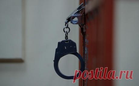 Под Волоколамском мужчина убил двоих знакомых во время общего застолья. Вечером 22 марта в результате бытового конфликта мужчина нанес удары кухонным ножом мужчине и женщине, с которыми распивал спиртное, сообщили РБК в ГСУ СК России по Московской области.