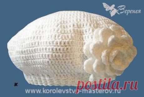 Берет крючком 
Женский берет крючком. Простой по исполнению берет выглядит изысканно благодаря вязаному цветку. С вязанием этого берета справятся даже начинающие мастерицы. В этом им помогут: фото, подробное описание и схема.
Размер: Обхват головы 54-56 см
Пряжа: CotoLin (Котолин, 50% хлопок, 50% акрил, 780м/100г)
Крючок: №2,5.
Описание работы: Берет крючком
!!! Вязание в две нити.
Начинаем вязание женского берета с макушки.
Для этого сложить нить в кольцо. Обвязать кольцо из нити 11-тью ст