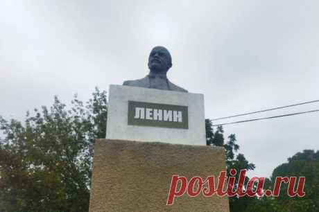 В Молдавии восстановили поврежденный вандалами памятник Ленину. Жители села Братушаны считают, что восстановленный бюст стал даже лучше прежнего.