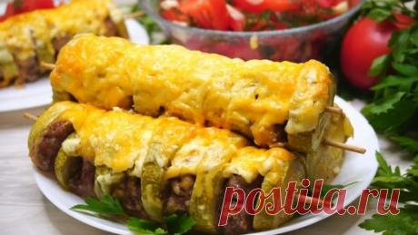 Рецепт: Кабачки -2 шт. Сыр -50 гр. Соль -по вкусу Сметана (или майонез) -4 ст.л. Мука – для обвалки Для фрикаделек: Фарш -350 гр. Луковица -1…