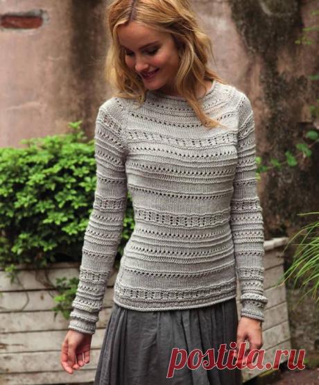 Джемпер COURTYARD связан спицами по кругу сверху вниз текстурными полосами (узором "мережки") / vjazhi.ru
