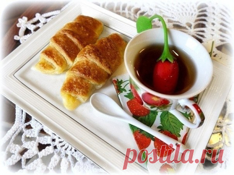 Слойки, (с яблоком и спрайтом, ананасом, шоколадом, разные, всякие)
Когда увидела этот рецепт, подумала, какая-то нелепость. Потом, думаю, дай попробую. Тесто было, яблоки есть, банка спрайта не проблема.
Испекла сейчас за полчаса. Девушки, Вы не поверите, это божественно вкусно!
Слопали уже всё :)
Завтра опять намерена партию сделать. Только вместо спрайта возьму какой-нить др. лимонад. Может, попробую с газированным соком.
А пока - вот.
Ингредиенты:
●1 уп. слоёного те...