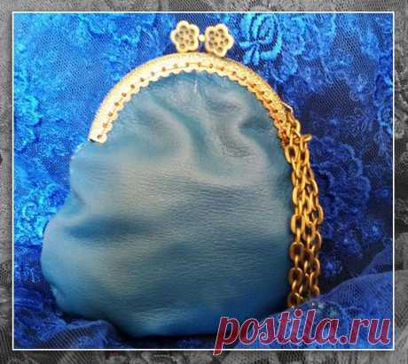 Такой вот получился кошелёчек) Материал - натуральная кожа турецкого производства. Подкладка (внутренняя часть кошелёчка) - креп-атлас цвета свежей травки. Камушки - бирюза, отстрочка - шелковая нить, рыжего цвета, двойной скрутки (прочно и надёжно!). Одевается на руку. Длина (высота) сумочки - 14 см., ширина (в самом широком месте, середина) - 14 см. 
Эксклюзивная работа ждёт свою хозяйку! Стоимость готовой работы (именно этого кошелька) - 3000 тг.