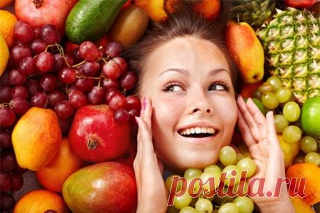 Продукты для молодости кожи.
Некоторые продукты могут нравиться коже. Если их вводят в ежедневное меню, кожа отвечает приятными изменениями: она становится нежнее и эластичнее. Например, виноград содержит ценные антиоксиданты, противодействующие старению кожи.