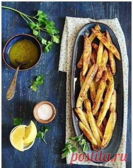 Запеченный картофель по-гречески 
Ингредиенты: 1/2 стакана оливкового масла 3 столовых ложки лимонного сока Половина большого лука шалота 1 зубчик чеснока 1/2 столовой ложки сушеного орегано 2 столовых ложки нарубленной свежей петрушки
соль и перец 2 больших картофелины, нарезать...