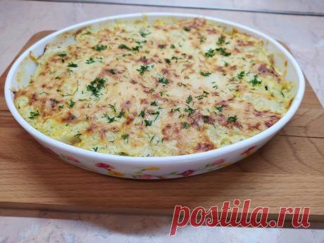 Приготовила рыбу впервые по этому рецепту. >>> Рис, морковь, лук, >>> Для соуса ==5 ст. ложек нежирной сметаны или греческого йогурта
1/1 горчица с майонезом (по чайной ложки)
1 малосольный огурец
1 зубчик чеснока