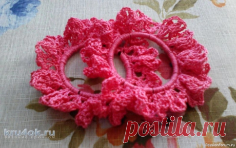 Вязаные резиночки для волос. Схемы | Вязаные крючком аксессуары Резинки для волос. Я связала резинки для волос по трём схемам. Крючок №1,5 и нитки Ирис Vita. Резинки куплены в магазине и обвязаны по схеме крючком. Вязание не сложное. Быстрое. Источник: https://kru4ok.ru/